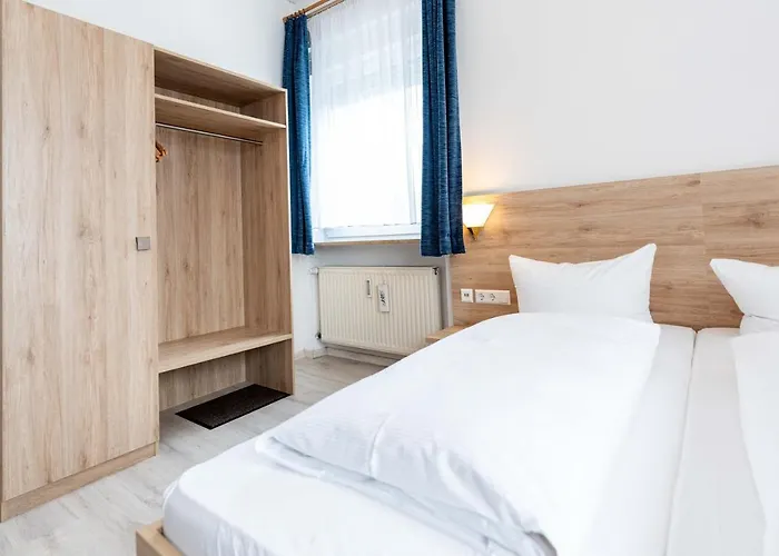 Am Römerplatz Bed & Breakfast 4*